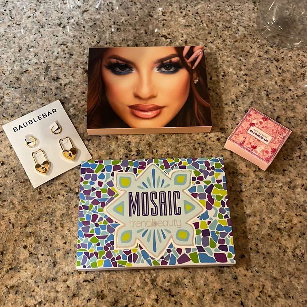 NIB - Ipsy Membership Bundle - Eyeshadow Pallets - Blush & Bauble Bar Earrings